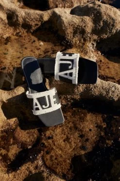 Rio Logo Slide -Aje NEW S33 21SS7007 Rio Logo Slide Natural Black 21533 Aje 0362 detailshot d2e831a8 2573 4d7c 8c03 625d95efa14d