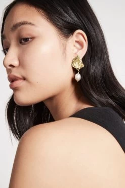 Radiance Drop Asymmetric Earring 10 Radiance Drop Asymmetric Earring -Aje S16 22AW9021 GOLD PEARL Radiance Drop Asymmetric Earring 22218 Aje 1791
