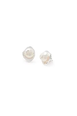 Poise Logo Pearl And Pebble Earring -Aje S33 22AW9017 SILVER PEARL PoiseLogoPearlandPebbleEarring 22163 Aje 0382