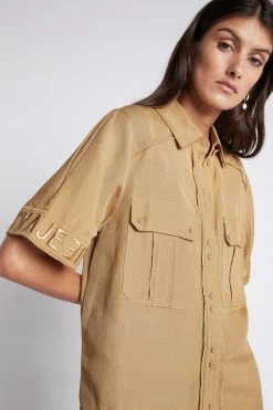 Estate Logo Collared Sleeve Shirt 12 Estate Logo Collared Sleeve Shirt -Aje S50 22CR1346 EstateLogoCollaredSleeveShirt Taupe 211033 Aje 1836 detailshot