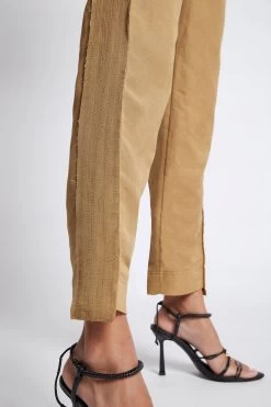 Estate Tapered Pant 11 Estate Tapered Pant -Aje S57 22CR3110 EstateTaperedPant Taupe 211033 Aje 1790 detailshot