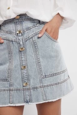 Belmond Button Denim Mini Skirt -Aje S82 21RE4032 Belmond Button Denim Mini Skirt Blue Wash 21748 Aje 51959 detailshot